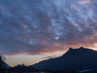 Abendwolken leuchten in Orangetönen über dem Zellerhorn